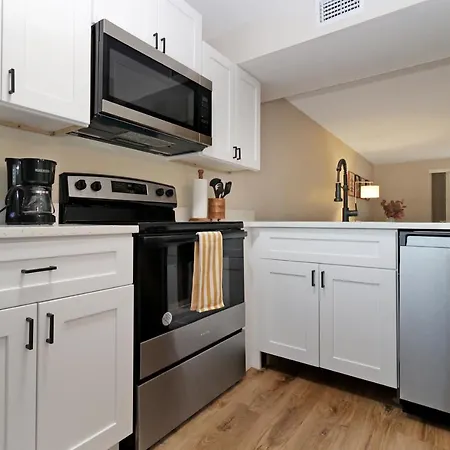 Urban Den Retreat - A Cozy Getaway Under 20 Minutes From The Beach And Downtown St Pete